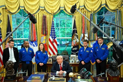 Trump recibe a los astronautas de Artemis II y celebra el regreso a la órbita lunar con un nuevo récord de distancia