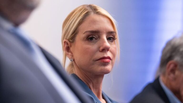 Estados Unidos: Donald Trump destituyó a Pam Bondi de su cargo como fiscal general