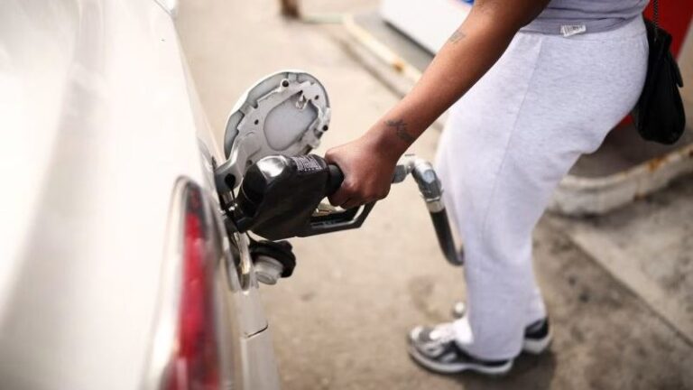 Precios del petróleo bajan, pero siguen siendo altos tras nuevas amenazas de Trump a Irán