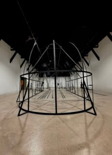 Pinturas que cobran vida: Gonzalo Pedraza transforma el desecho artístico en un ecosistema en Matucana 100