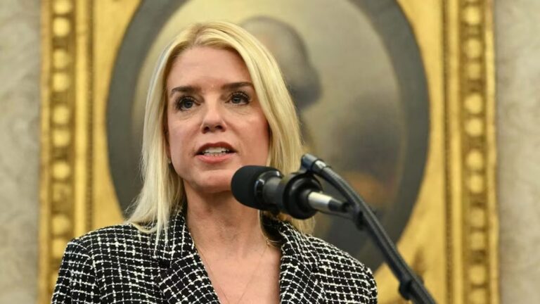 ¿Quién es Pam Bondi y cómo perdió la confianza de Trump como secretaria de Justicia?