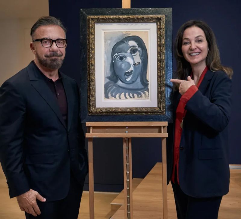 Olivier Widmaier Picasso y la presentadora de televisión francesa Péri Cochin junto a "Tête de Femme" de Pablo Picasso (1941). © Finca Picasso, París 2025