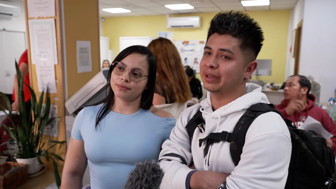 Paula Andrea Río y Leonardo Flores, migrantes colombianos, acudieron a la Asociación Aculco para iniciar los trámites de su regularización en España. CNN