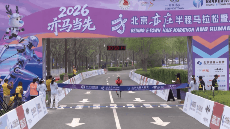 Robot gana carrera de 21 kilómetros en Beijing y supera récord humano de media maratón