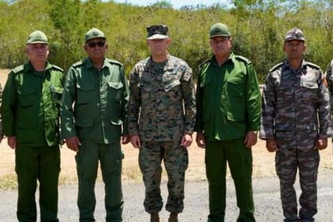 Jefe militar de Estados Unidos y alto mando de Cuba se reúnen en Guantánamo en medio de alta tensión bilateral
