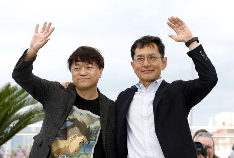 El director japonés Goro Miyazaki (d) y Kenichi Yoda de Studio Ghibli, en una fotografía de archivo del 20 de mayo de 2024. Studio Ghibli, premiado hoy con el Princesa de Asturias de Comunicación y Humanidades, es considerado como uno de los mejores estudios de animación del mundo y en 2024 fue la primera entidad en recibir la Palma de Oro de Honor del Festival de Cannes. Fue fundado en junio de 1985 por los directores Hayao Miyazaki e Isao Takahata, junto con el productor Toshio Suzuki, y desde su nacimiento desarrolló un cine con identidad propia que aportó un nuevo enfoque al mundo de la animación, con obras llenas de poesía y compromiso humanista y ecológico.-EFE/ Sebastien Nogier