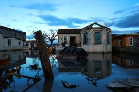 Viviendas inundadas tras el paso del huracán Melissa en Black River, Jamaica, el 5 de noviembre de 2025. Raquel Cunha/Reuters