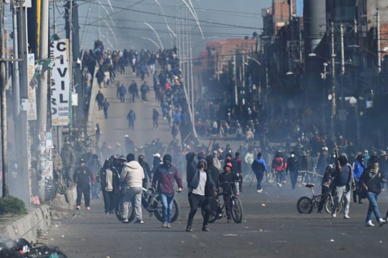 EE.UU. respalda al Gobierno de Bolivia ante bloqueos de organizaciones sindicales y campesinas