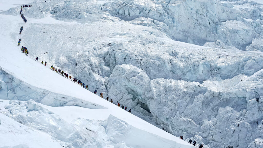 274 escaladores alcanzan la cima del Everest en un día: Nuevo récord desde el lado sur