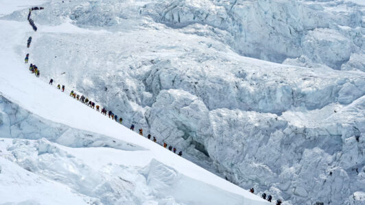 274 escaladores alcanzan la cima del Everest en un día: Nuevo récord desde el lado sur