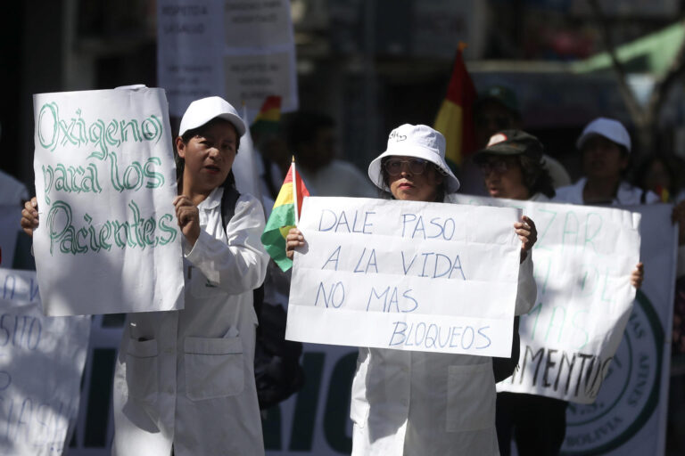 Médicos marchan en Bolivia para exigir una “pausa humanitaria” ante bloqueos de carreteras por protestas contra el gobierno de Paz