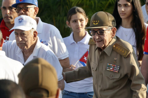 El expresidente de Cuba Raúl Castro asiste a la conmemoración del Día Internacional del Trabajo este viernes, en La Habana (Cuba). EFE/Ernesto Mastrascusa