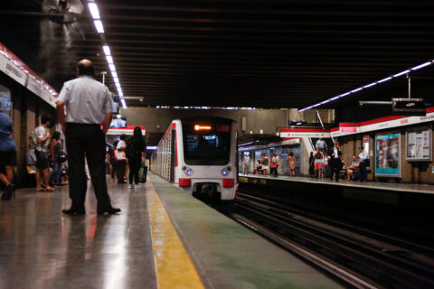 Metro de Santiago informa cierre de estaciones en Línea 1 este lunes