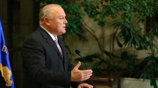 Senador Becker (RN) llama a diputado Romero a 