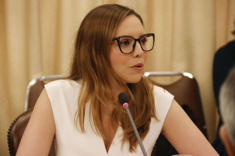 Senadora Camila Flores tras diligencias por presunto fraude al fisco: Entregó antecedentes y afirma “tenemos absoluta tranquilidad”