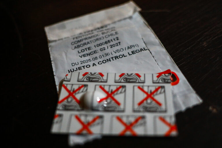 Operativo en Independencia: Decomisan 400 cajas de medicamentos ilegales y detectan fentanilo en feria libre