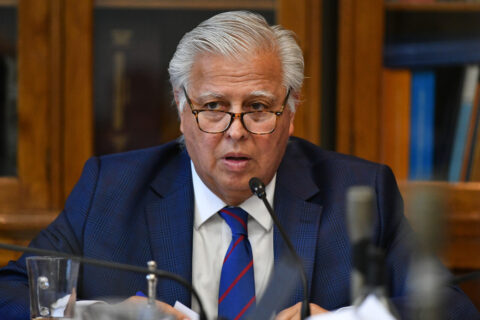 “Él está tendiendo una cortina de humo…”: Senador Saavedra (PS) por Informe de finanzas públicas presentado por el ministro Quiroz