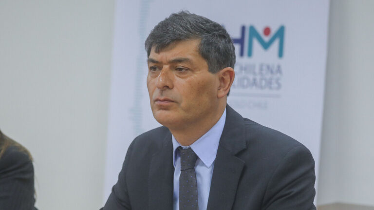 Tras quiebre previo a votación de proyecto de reconstrucción: Parisi se reunirá con el ministro Quiroz