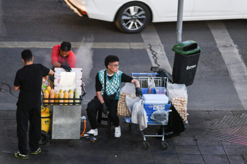 Empleo informal crece en Chile: INE revela que número de trabajadores informales llega casi a los 2,5 millones
