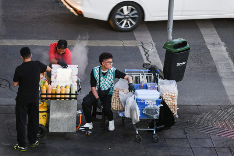 Empleo informal crece en Chile: INE revela que número de trabajadores informales llega casi a los 2,5 millones