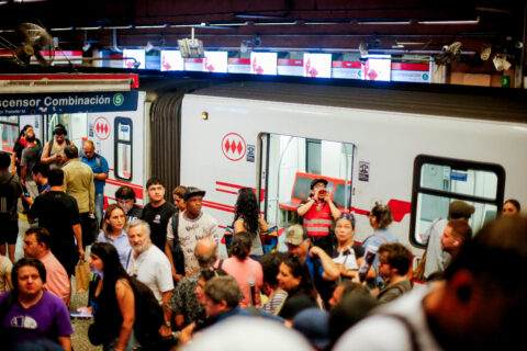 Reportan cifra récord de escaleras mecánicas y ascensores dañados en el Metro de Santiago: Línea 5 es la más afectada