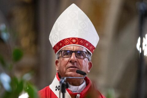 Cardenal Chomali en contra de idea de reportar migrantes irregulares en hospitales y colegios: “En Chile hay espacio para todos”