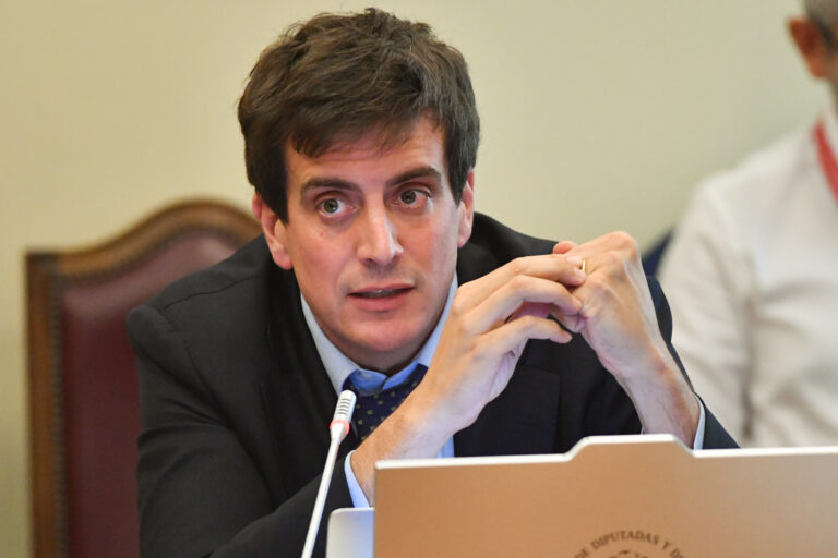 Schalper apunta a “cultura del despilfarro” del Frente Amplio y defiende plan de ajustes del Gobierno