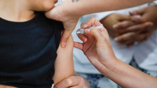 Vacunación contra la influenza: Minsal reporta que niños entre 6 meses y 5 años alcanzan solo el 54,1% de cobertura