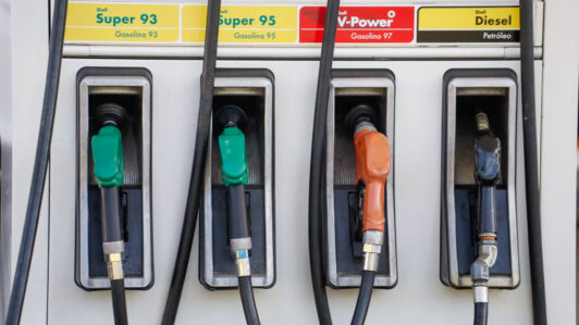 Economista analiza decreto que firmó el Gobierno para frenar alza de los combustibles
