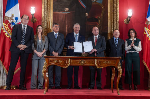 Cadem: Rechazo al proyecto de reconstrucción del gobierno sube al 51%
