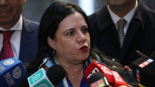 Ministra Steinert advierte déficit de 12.000 carabineros y revela plan tecnológico para enfrentar la crisis de seguridad