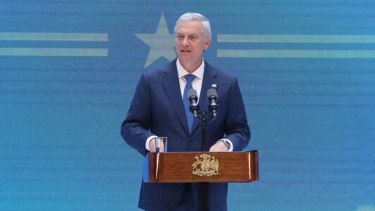 Encuesta Criteria: Aprobación del presidente Kast baja a 36% y desaprobación se mantiene en 51%