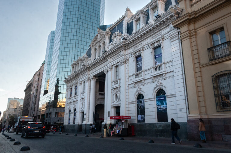 Así quedó el histórico edificio del Correo Central de Santiago tras la restauración de su fachada