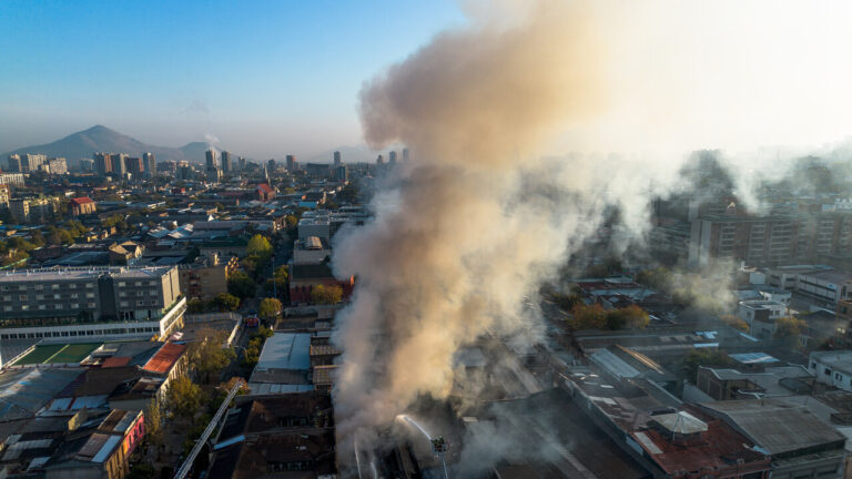 Incendio afectó local comercial en la Alameda: Se reportaron desvíos de tránsito