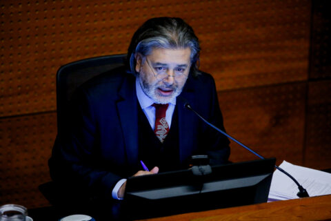 Corte de Apelaciones absuelve al juez Daniel Urrutia por viajes con licencia médica, pero formula críticas a su conducta