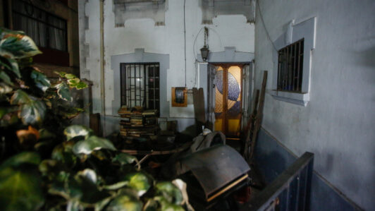 Había una lápida y osamentas: Qué se sabe del hallazgo en casa de Providencia
