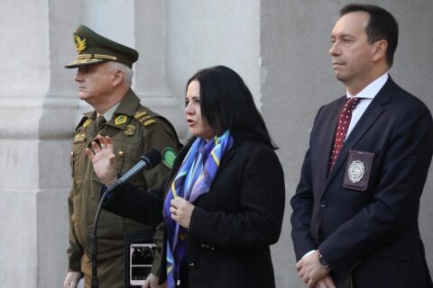 La ministra de Seguridad, Trinidad Steinert, junto al general director de Carabineros, Marcelo Araya, y el director general de la PDI, Eduardo Cerna, realizan un punto de prensa para entregar detalles de un operativo conjunto de ambas policías realizado de forma focalizada en siete regiones del país/Agencia Uno