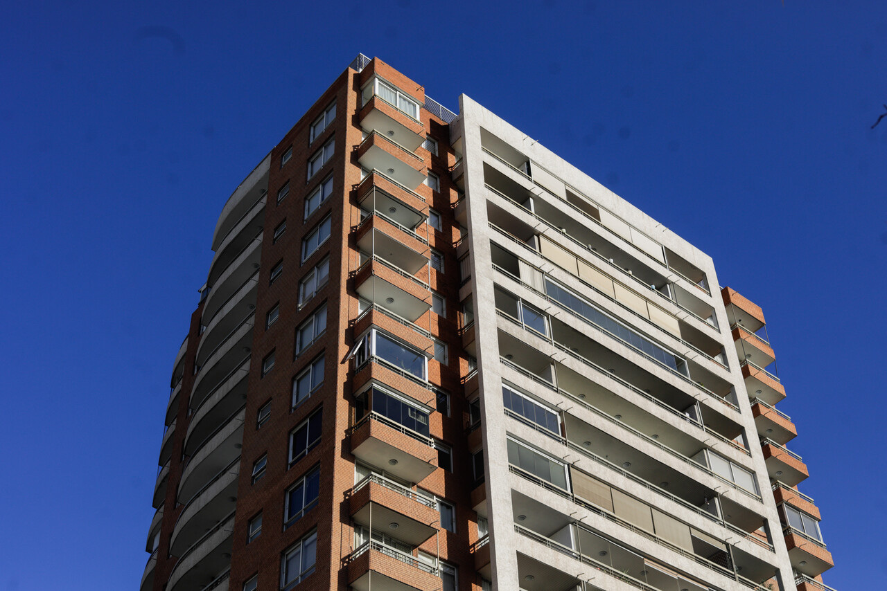 Fiscalía indaga falla en malla de seguridad tras muerte de niño de 9 años que cayó desde edificio en Santiago