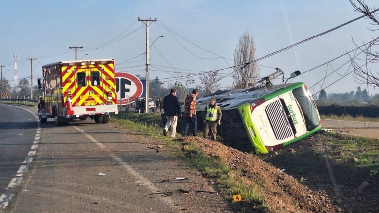 Región del Maule: Al menos dos muertos y múltiples heridos tras volcamiento de bus en Teno