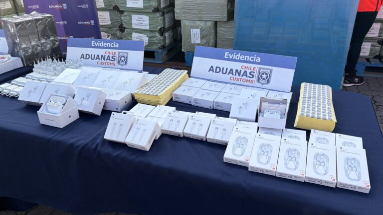 Aduanas incautó más de 364 mil artículos tecnológicos de contrabando en San Antonio: Tenían logos falsos de certificación