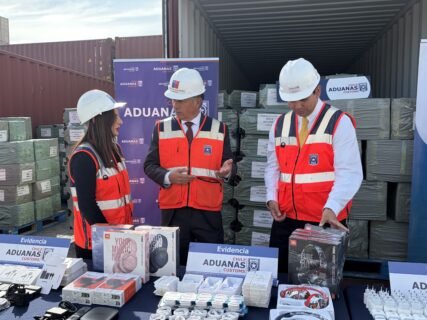 Aduanas incautó más de 364 mil artículos tecnológicos de contrabando en San Antonio: Tenían logos falsos de certificación/Aduanas
