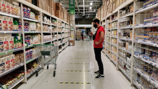 Primer anuncio de alza de combustibles disparó compra de alimentos básicos hasta en 65%
