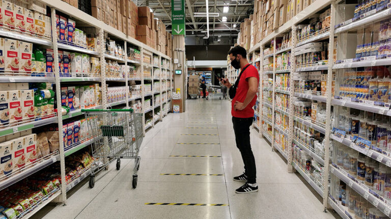 Primer anuncio de alza de combustibles disparó compra de alimentos básicos hasta en 65%