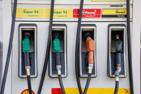 Petróleo podría subir hasta US$150 si sigue cerrado el estrecho de Ormuz, advierte banco de inversión