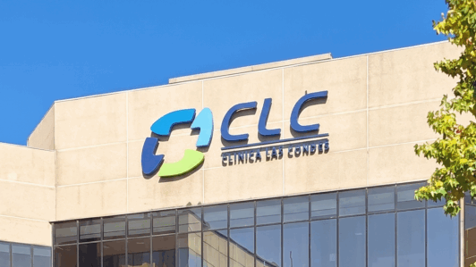 Condenan a Clínica Las Condes por despidos injustificados: Deberá pagar más de $8 millones por desvinculación de trabajadoras