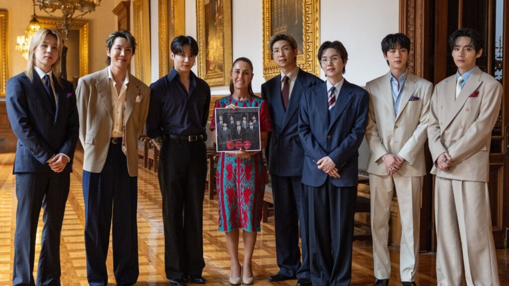 ¿Debería replicarse en Chile? BTS se reunió con la presidenta de México en el Palacio Nacional ad portas de sus conciertos en el país