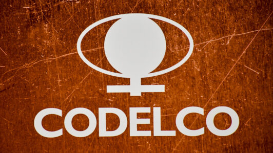 Codelco casi duplica su aporte al fisco con US$ 430 millones en el primer trimestre y la producción propia cayó 8%