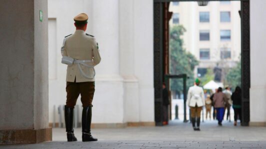 Detienen a Carabinero guardia de La Moneda acusado de homicidio: Habría asesinado a conductor que lo chocó en Talcahuano