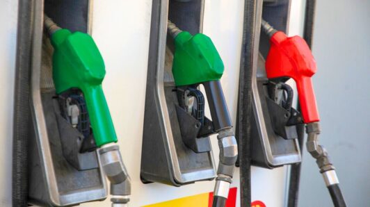 ¿Nueva alza del precio de las bencinas? Proyectan aumento de $37 para gasolinas y una baja para el diésel a fines de mayo