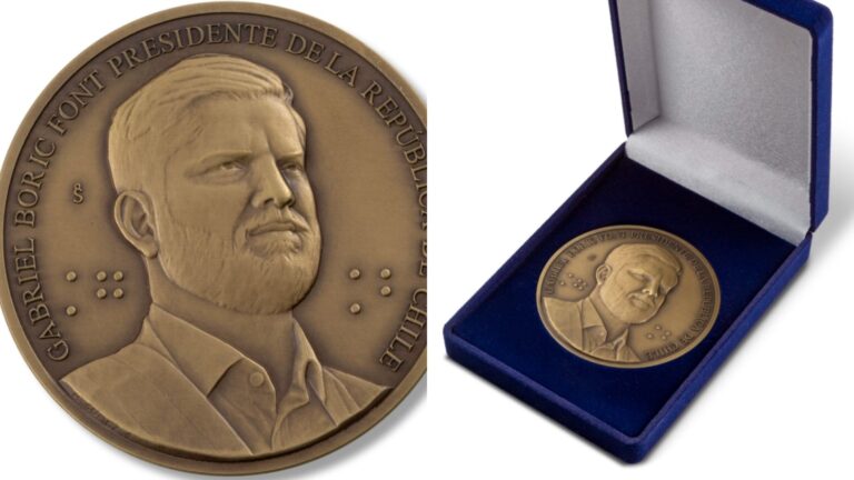 Casa de Moneda pone a la venta medallas con la cara del expresidente Boric: Se pueden comprar en la tienda online